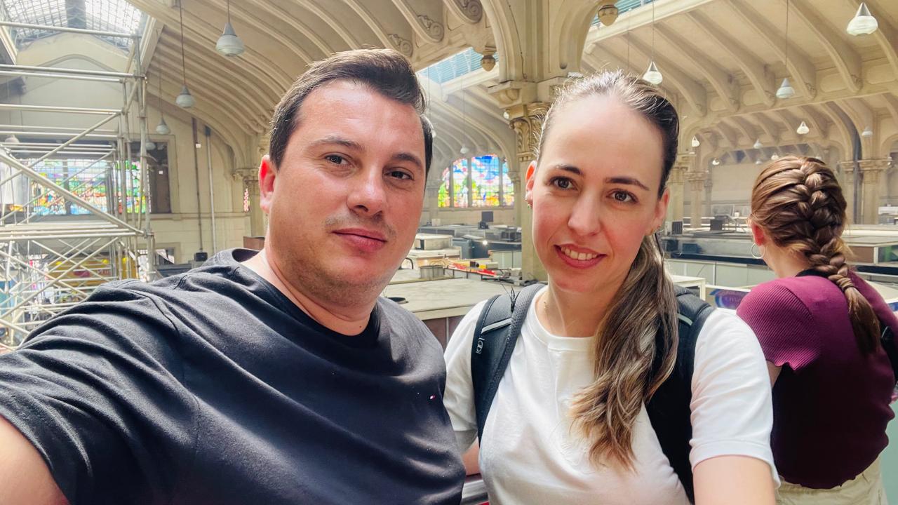 Em uma viagem com minha família a São Paulo, decidimos visitar o Mercado Público. Enquanto explorávamos, um homem se aproximou de mim e me perguntou o que eu gostaria de comprar. Respondi que não estava interessada em comprar nada no momento. 

Irritado, ele questionou por que eu estava ali se não tinha intenções de comprar, insinuando que, como não era de São Paulo, não tinha razão para estar naquele lugar. Curioso, perguntei por que ele achava que eu não era de São Paulo. Ele, então, respondeu que a cor da minha pele era muito clara para ser da região.

Após essa interação desconfortável, afastei-me um pouco e decidi pegar um sorvete. Enquanto degustava, observei o homem e percebi que ele abordava muito mais pessoas com pele clara do que aquelas com tonalidades mais escuras. Isso me fez refletir sobre preconceitos e estereótipos que ainda existem em nossa sociedade.
